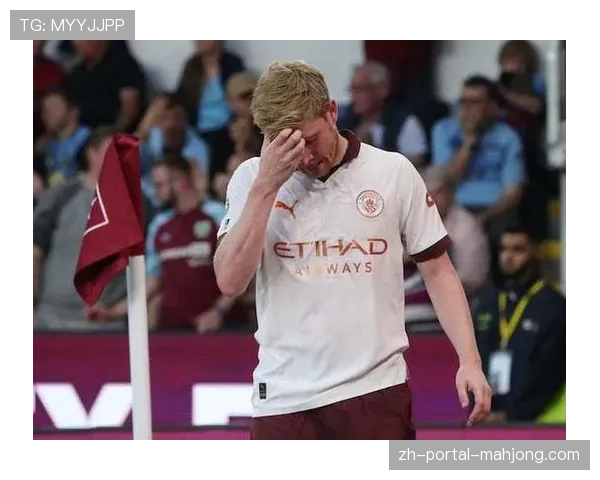 特写镜头：RB莱比锡中场施拉格尔赛后与教练复盘全场跑动与拦截热点图